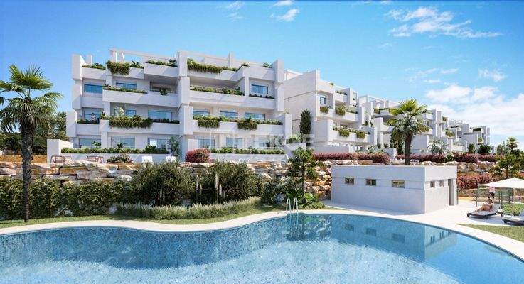 Sea View Real Estate Near the Golf Course in Estepona