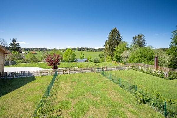 WEITBLICK - Auf der großen Süd-Westterrasse genießen Sie den unverbaubaren Weitblick Richtung Gemeinschaftsgarten