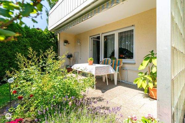 Teilweise überdachte Südterrasse