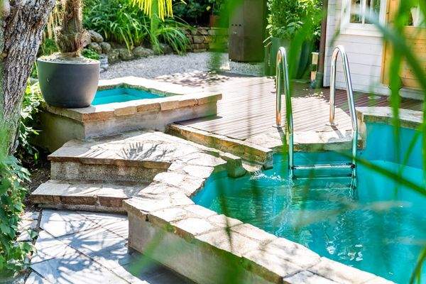 Pool mit nachhaltiger Warmwasserversorgung