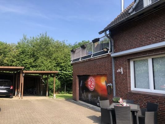 Vorplatz mit Carport und Garage