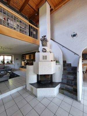 Kachelofen und Treppe zur Galerie