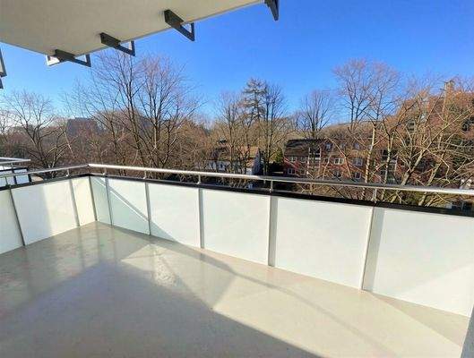 Neuwertiger Balkon mit Südausrichtung