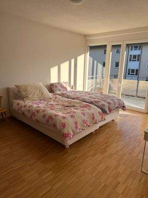 Helles Schlafzimmer mit Balkon