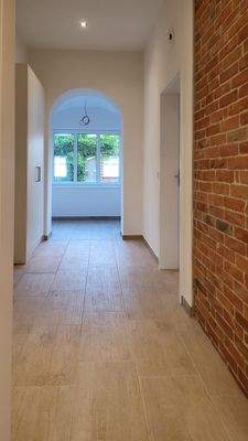 Moderner Flur mit Backsteinwand