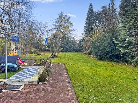 Großer, rückwärtiger Südgarten