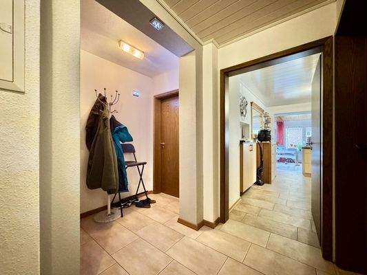 Flur mit Garderobe EG