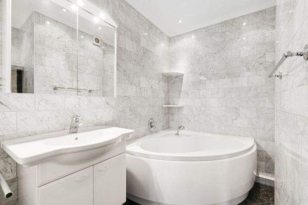 Helles Bad mit Eckbadewanne im unteren DG