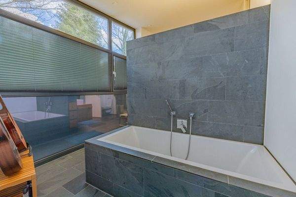 11. Badezimmer Badewanne