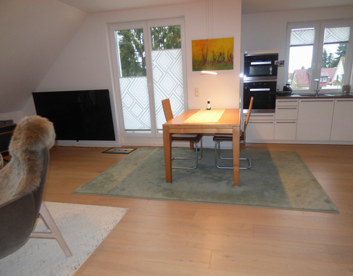 Essen, mit Ausgang zum sonnigen Westbalkon.