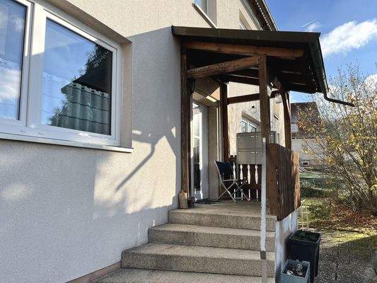 Treppenanlage mit überdachtem Hauseingang