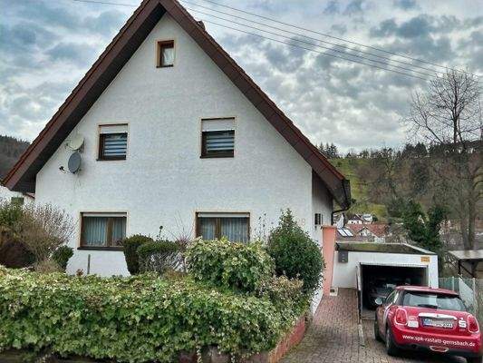 Hausansicht mit Garage inkl. elektr. Garagentor