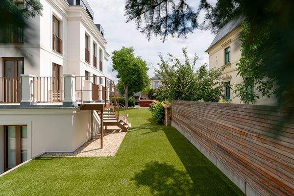 Seitenansicht mit Garten