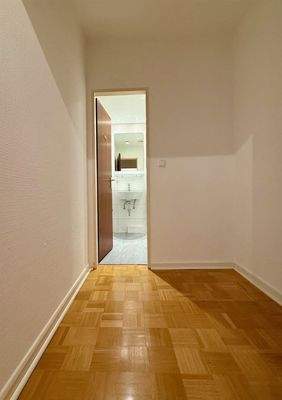 Garderobe vor dem Duschbad