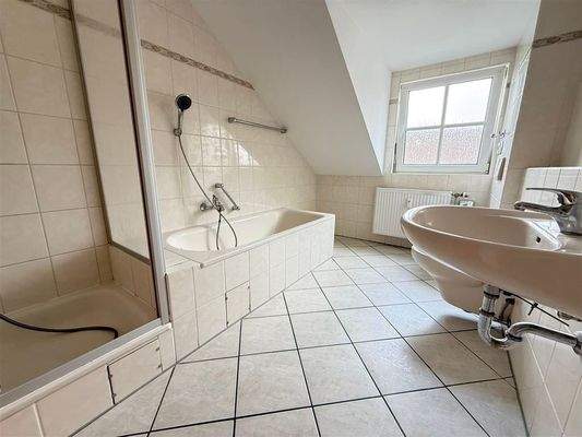 Tageslichtbad mit Wanne und Dusche 