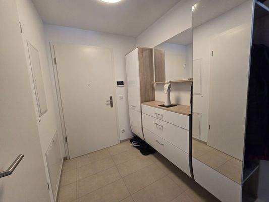 Garderobe mit Eingangstür