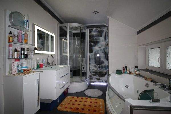 4-OG Badezimmer mit Wanne und Dusche