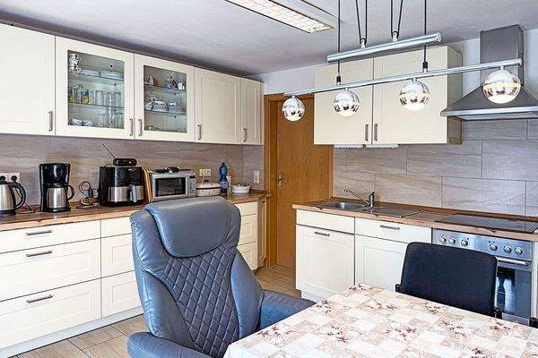 Küche mit Einbauküche