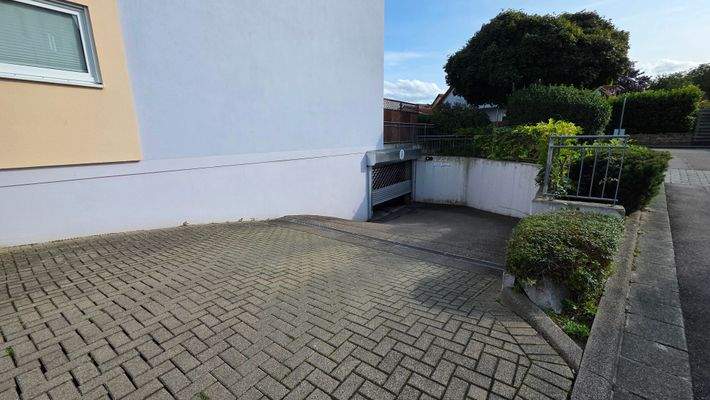 Tiefgarageneinfahrt von außen