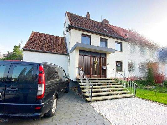 Hausansicht mit Wohnhausanbau