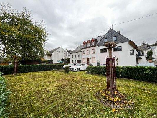 Garten und Parkplatz