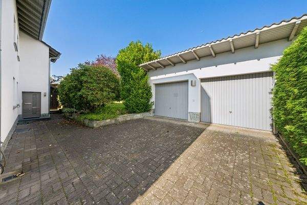 Ansicht zu den Garagen und Eingang