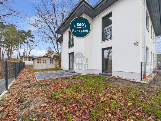 Blick auf Terrasse und Schuppen