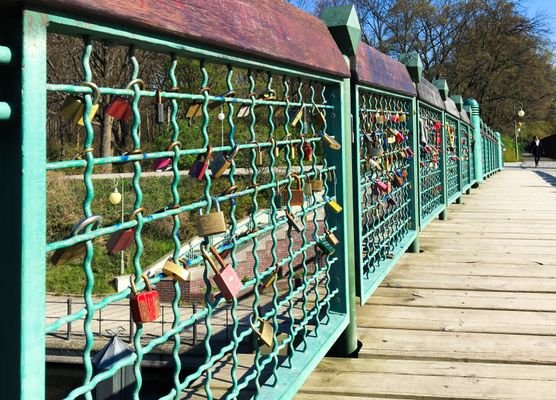 Die Brücke im Tiergartenwo sich die Liebe trifft