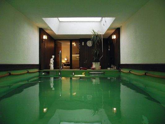 Schwimmbad mit öffenbarer Lichtkuppel zum Garten