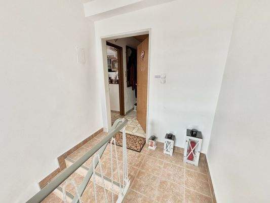 Treppenhaus (2) - Eingang Wohnung OG