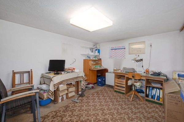 Haus links: Lager/Büro UG