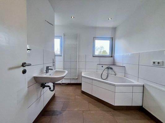 großzügiges Wannen-/Duschbad