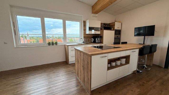 Moderne Küchenzeile mit Kochinsel ....