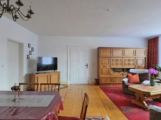 Blick zu TV und Schrankwand