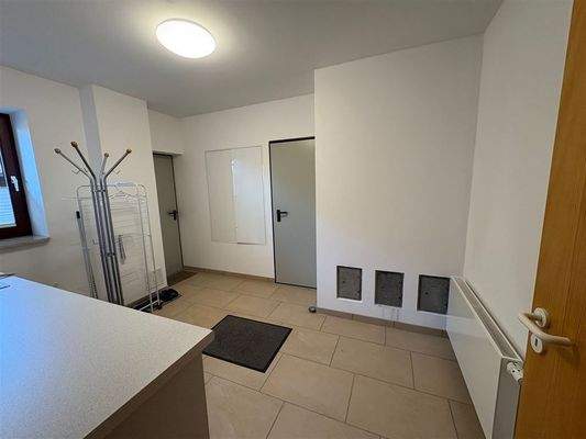 mit Zugang zur Heizung und Garage