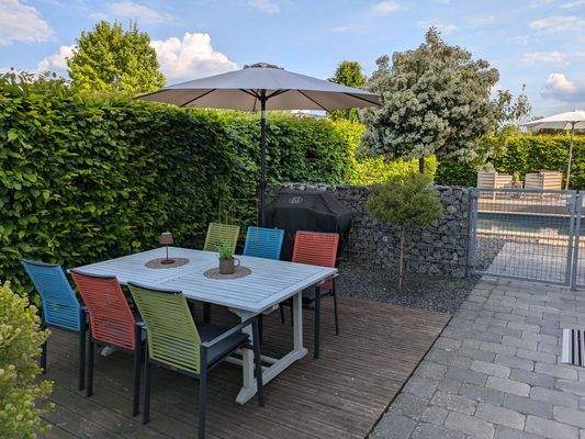 Stilvoller Grill- und Essbereich im Garten