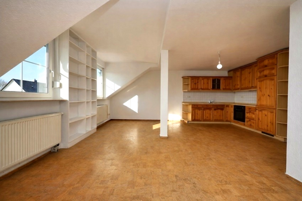 Wohnzimmer mit offener Küche