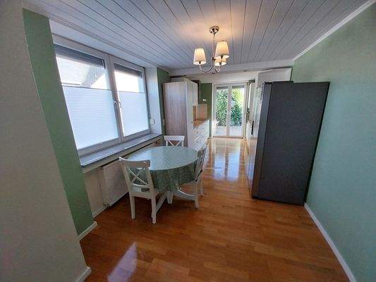 Heller Essbereich mit Fensterfront