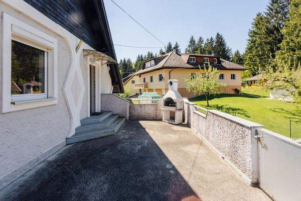 OG - Terrasse mit eigenem Aufgang und Grill