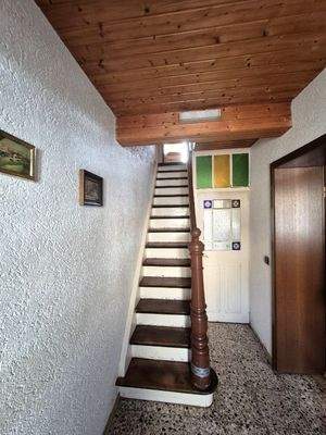 Holztreppe zum1 OG