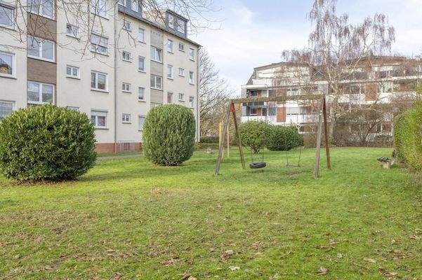 Hinteransicht mit Spielplatz