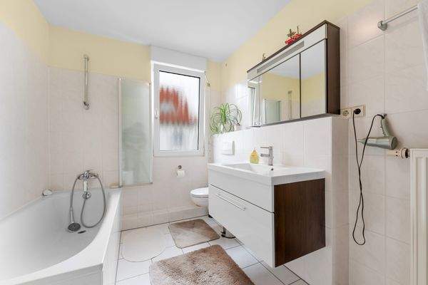 Tageslichtbad mit Badewanne