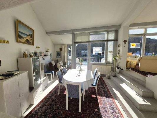Essenbereich mit Zugang zur  Loggia