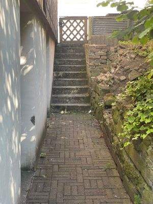 Treppe zu Keller, Garten und Garage