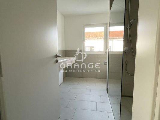 Im Anschluss dann das geräumige Badezimmer...