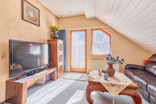 Schlafzimmer zur Straßenseite mit Ankleide und Balkon - Einfamilienhaus