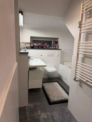 Das Hauptbad im Hochparterre mit Dusche und Badewanne - und Fenster!