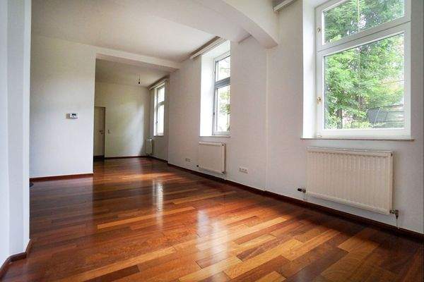 Wohnzimmer mit Fensterfront