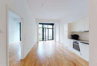 Heller Wohn- und Essbereich- Musterwohnung