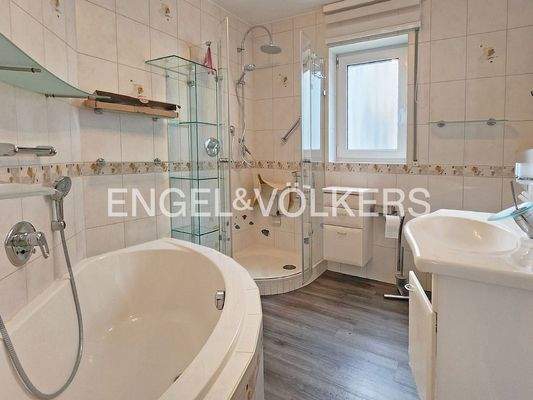 Tageslichtbad mit Wanne und Dusche